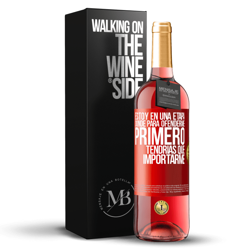 29,95 € Envío gratis | Vino Rosado Edición ROSÉ Estoy en una etapa donde para ofenderme, primero tendrías que importarme Etiqueta Roja. Etiqueta personalizable Vino joven Cosecha 2024 Tempranillo