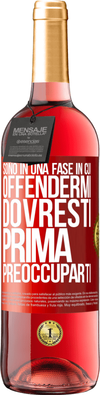 29,95 € Spedizione Gratuita | Vino rosato Edizione ROSÉ Sono in una fase in cui offendermi, dovresti prima preoccuparti Etichetta Rossa. Etichetta personalizzabile Vino giovane Raccogliere 2025 Tempranillo