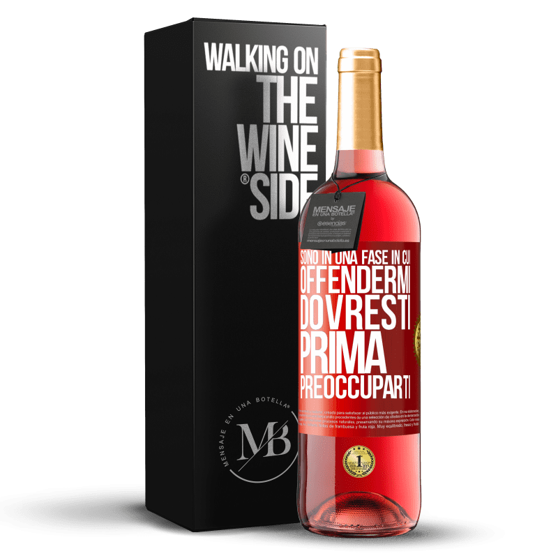 29,95 € Spedizione Gratuita | Vino rosato Edizione ROSÉ Sono in una fase in cui offendermi, dovresti prima preoccuparti Etichetta Rossa. Etichetta personalizzabile Vino giovane Raccogliere 2024 Tempranillo