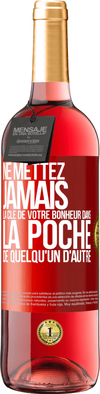 29,95 € | Vin rosé Édition ROSÉ Ne mettez jamais la clé de votre bonheur dans la poche de quelqu'un d'autre Étiquette Rouge. Étiquette personnalisable Vin jeune Récolte 2024 Tempranillo