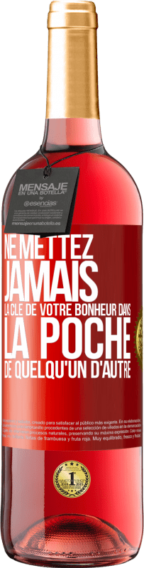 29,95 € | Vin rosé Édition ROSÉ Ne mettez jamais la clé de votre bonheur dans la poche de quelqu'un d'autre Étiquette Rouge. Étiquette personnalisable Vin jeune Récolte 2025 Tempranillo