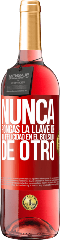 29,95 € | Vino Rosado Edición ROSÉ Nunca pongas la llave de tu felicidad en el bolsillo de otro Etiqueta Roja. Etiqueta personalizable Vino joven Cosecha 2024 Tempranillo