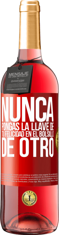 29,95 € | Vino Rosado Edición ROSÉ Nunca pongas la llave de tu felicidad en el bolsillo de otro Etiqueta Roja. Etiqueta personalizable Vino joven Cosecha 2025 Tempranillo