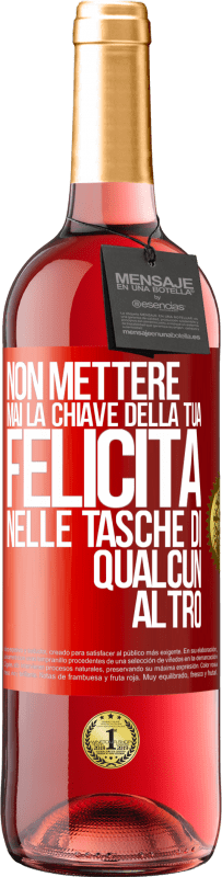 29,95 € | Vino rosato Edizione ROSÉ Non mettere mai la chiave della tua felicità nelle tasche di qualcun altro Etichetta Rossa. Etichetta personalizzabile Vino giovane Raccogliere 2024 Tempranillo