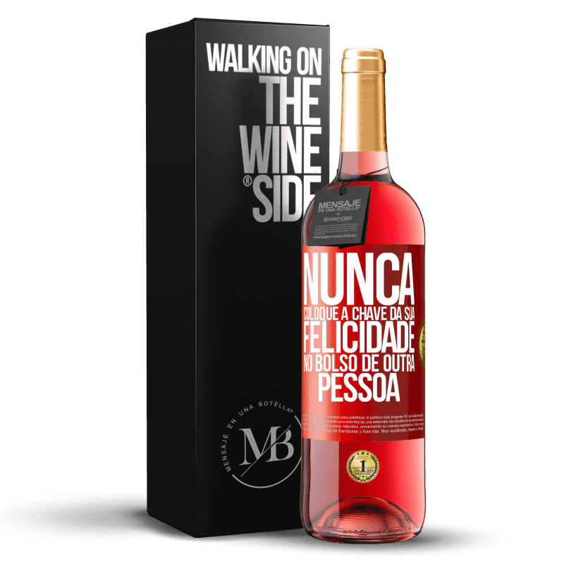 29,95 € Envio grátis | Vinho rosé Edição ROSÉ Nunca coloque a chave da sua felicidade no bolso de outra pessoa Etiqueta Vermelha. Etiqueta personalizável Vinho jovem Colheita 2024 Tempranillo