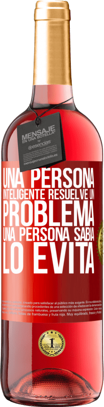 29,95 € Envío gratis | Vino Rosado Edición ROSÉ Una persona inteligente resuelve un problema. Una persona sabia lo evita Etiqueta Roja. Etiqueta personalizable Vino joven Cosecha 2023 Tempranillo