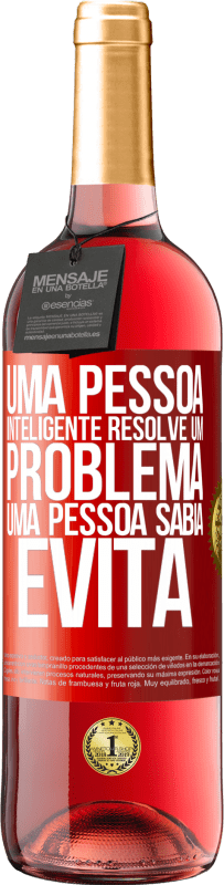 29,95 € | Vinho rosé Edição ROSÉ Uma pessoa inteligente resolve um problema. Uma pessoa sábia evita Etiqueta Vermelha. Etiqueta personalizável Vinho jovem Colheita 2024 Tempranillo