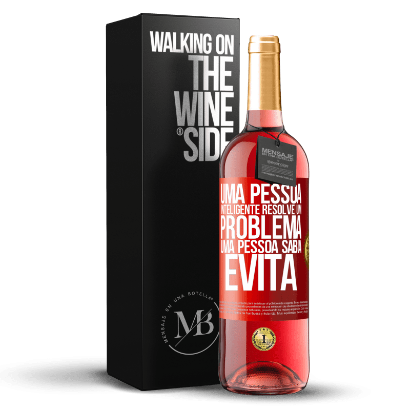 29,95 € Envio grátis | Vinho rosé Edição ROSÉ Uma pessoa inteligente resolve um problema. Uma pessoa sábia evita Etiqueta Vermelha. Etiqueta personalizável Vinho jovem Colheita 2024 Tempranillo