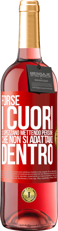 29,95 € | Vino rosato Edizione ROSÉ Forse i cuori si spezzano mettendo persone che non si adattano dentro Etichetta Rossa. Etichetta personalizzabile Vino giovane Raccogliere 2025 Tempranillo