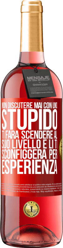 29,95 € | Vino rosato Edizione ROSÉ Non discutere mai con uno stupido. Ti farà scendere al suo livello e lì ti sconfiggerà per esperienza Etichetta Rossa. Etichetta personalizzabile Vino giovane Raccogliere 2024 Tempranillo