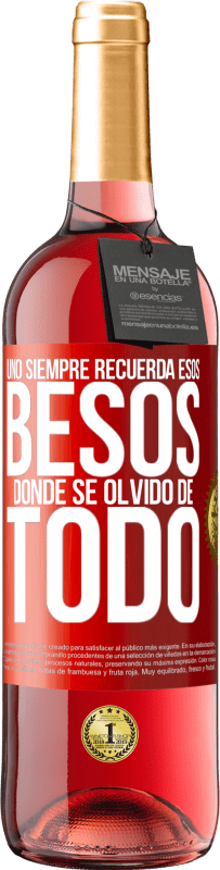 29,95 € | Vino Rosado Edición ROSÉ Uno siempre recuerda esos besos donde se olvidó de todo Etiqueta Roja. Etiqueta personalizable Vino joven Cosecha 2024 Tempranillo