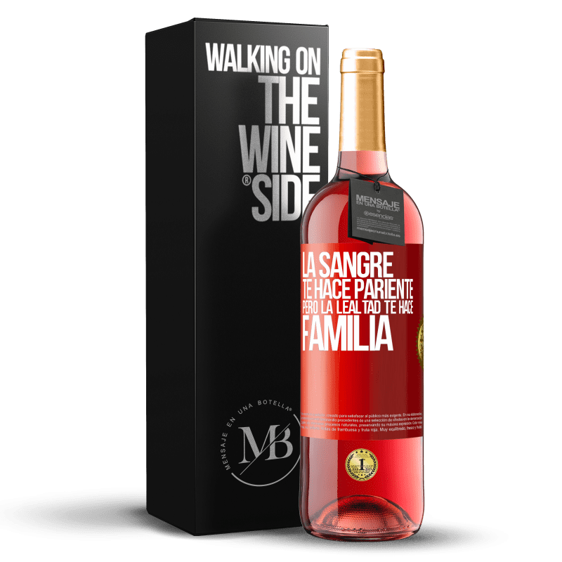 29,95 € Envío gratis | Vino Rosado Edición ROSÉ La sangre te hace pariente, pero la lealtad te hace familia Etiqueta Roja. Etiqueta personalizable Vino joven Cosecha 2024 Tempranillo