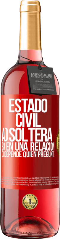 29,95 € Envío gratis | Vino Rosado Edición ROSÉ Estado civil: a) Soltera b) En una relación c) Depende quién pregunte Etiqueta Roja. Etiqueta personalizable Vino joven Cosecha 2025 Tempranillo