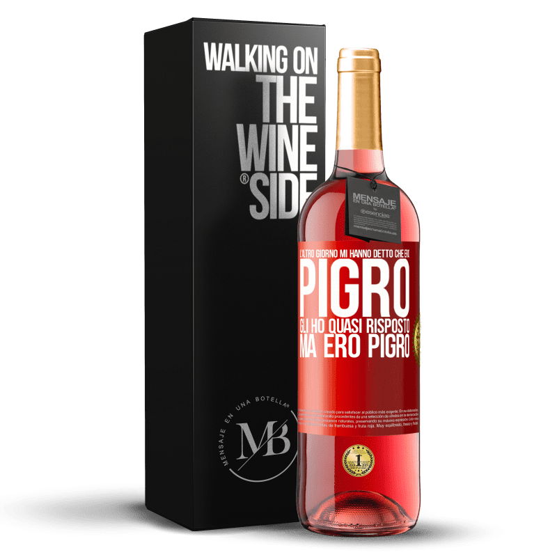 29,95 € Spedizione Gratuita | Vino rosato Edizione ROSÉ L'altro giorno mi hanno detto che ero pigro, gli ho quasi risposto, ma ero pigro Etichetta Rossa. Etichetta personalizzabile Vino giovane Raccogliere 2024 Tempranillo