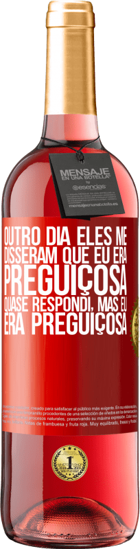 29,95 € | Vinho rosé Edição ROSÉ Outro dia eles me disseram que eu era preguiçosa, quase respondi, mas eu era preguiçosa Etiqueta Vermelha. Etiqueta personalizável Vinho jovem Colheita 2024 Tempranillo