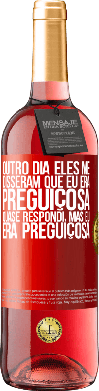 29,95 € | Vinho rosé Edição ROSÉ Outro dia eles me disseram que eu era preguiçosa, quase respondi, mas eu era preguiçosa Etiqueta Vermelha. Etiqueta personalizável Vinho jovem Colheita 2025 Tempranillo