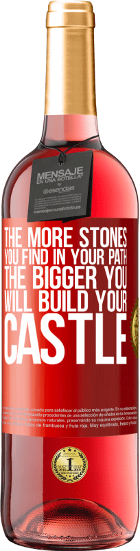 29,95 € 送料無料 | ロゼワイン ROSÉエディション あなたのパスでより多くの石を見つけるほど、城を大きくすることができます 赤いタグ. カスタマイズ可能なラベル 若いワイン 収穫 2023 Tempranillo
