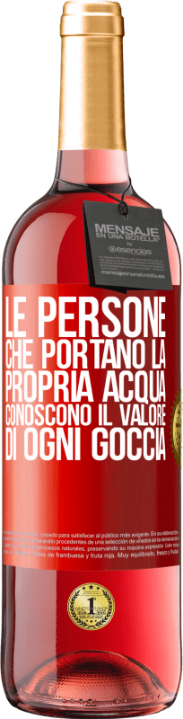 29,95 € Spedizione Gratuita | Vino rosato Edizione ROSÉ Le persone che portano la propria acqua, conoscono il valore di ogni goccia Etichetta Rossa. Etichetta personalizzabile Vino giovane Raccogliere 2024 Tempranillo