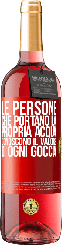 29,95 € Spedizione Gratuita | Vino rosato Edizione ROSÉ Le persone che portano la propria acqua, conoscono il valore di ogni goccia Etichetta Rossa. Etichetta personalizzabile Vino giovane Raccogliere 2025 Tempranillo
