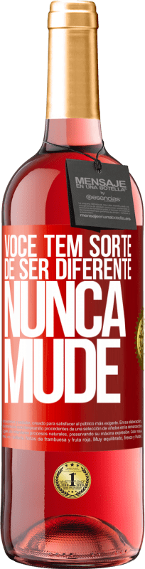 29,95 € Envio grátis | Vinho rosé Edição ROSÉ Você tem sorte de ser diferente. Nunca mude Etiqueta Vermelha. Etiqueta personalizável Vinho jovem Colheita 2025 Tempranillo