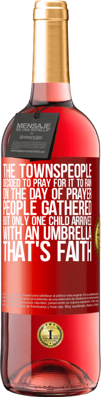 «町の人々は雨が降るように祈ることにしました。祈りの日、人々は集まったが、傘を持って到着したのは一人の子供だけだった。それは信仰です» ROSÉエディション