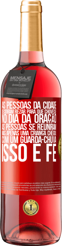 29,95 € Envio grátis | Vinho rosé Edição ROSÉ As pessoas da cidade decidiram rezar para que chovesse. No dia da oração, as pessoas se reuniram, mas apenas uma criança Etiqueta Vermelha. Etiqueta personalizável Vinho jovem Colheita 2024 Tempranillo