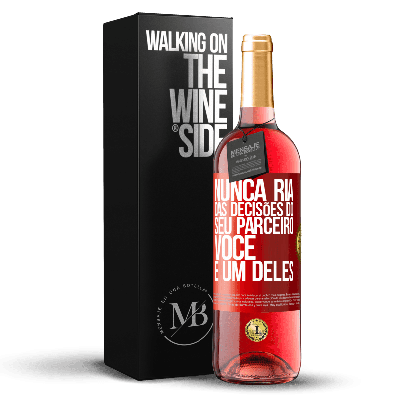 29,95 € Envio grátis | Vinho rosé Edição ROSÉ Nunca ria das decisões do seu parceiro. Você é um deles Etiqueta Vermelha. Etiqueta personalizável Vinho jovem Colheita 2024 Tempranillo