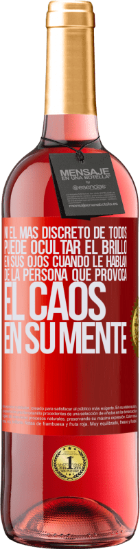 «Ni el más discreto de todos puede ocultar el brillo en sus ojos cuando le hablan de la persona que provoca el caos en su» Edición ROSÉ