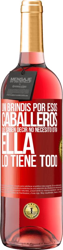 29,95 € Envío gratis | Vino Rosado Edición ROSÉ Un brindis por esos caballeros que saben decir No necesito otra, ella lo tiene todo Etiqueta Roja. Etiqueta personalizable Vino joven Cosecha 2024 Tempranillo