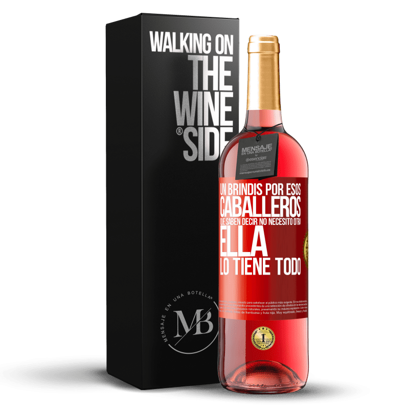 29,95 € Envío gratis | Vino Rosado Edición ROSÉ Un brindis por esos caballeros que saben decir No necesito otra, ella lo tiene todo Etiqueta Roja. Etiqueta personalizable Vino joven Cosecha 2024 Tempranillo