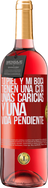 29,95 € | Vino Rosado Edición ROSÉ Tu piel y mi boca tienen una cita, unas caricias, y una vida pendiente Etiqueta Roja. Etiqueta personalizable Vino joven Cosecha 2025 Tempranillo