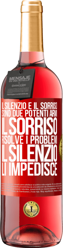 29,95 € Spedizione Gratuita | Vino rosato Edizione ROSÉ Il silenzio e il sorriso sono due potenti armi. Il sorriso risolve i problemi, il silenzio li impedisce Etichetta Rossa. Etichetta personalizzabile Vino giovane Raccogliere 2024 Tempranillo