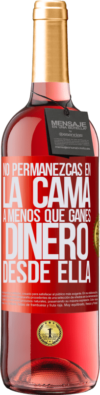 29,95 € | Vino Rosado Edición ROSÉ No permanezcas en la cama a menos que ganes dinero desde ella Etiqueta Roja. Etiqueta personalizable Vino joven Cosecha 2024 Tempranillo