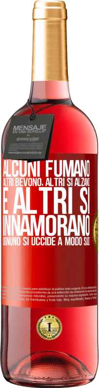 29,95 € Spedizione Gratuita | Vino rosato Edizione ROSÉ Alcuni fumano, altri bevono, altri si alzano e altri si innamorano. Ognuno si uccide a modo suo Etichetta Rossa. Etichetta personalizzabile Vino giovane Raccogliere 2025 Tempranillo