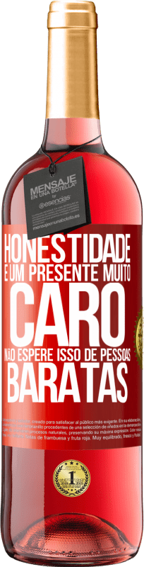 29,95 € | Vinho rosé Edição ROSÉ Honestidade é um presente muito caro. Não espere isso de pessoas baratas Etiqueta Vermelha. Etiqueta personalizável Vinho jovem Colheita 2024 Tempranillo