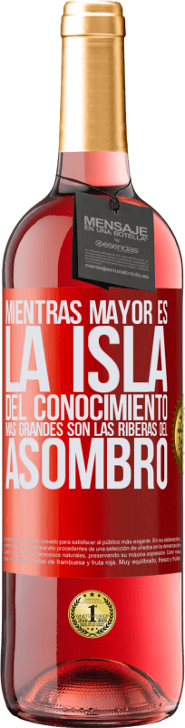 29,95 € Envío gratis | Vino Rosado Edición ROSÉ Mientras mayor es la isla del conocimiento, más grandes son las riberas del asombro Etiqueta Roja. Etiqueta personalizable Vino joven Cosecha 2025 Tempranillo