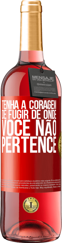 29,95 € | Vinho rosé Edição ROSÉ Tenha a coragem de fugir de onde você não pertence Etiqueta Vermelha. Etiqueta personalizável Vinho jovem Colheita 2024 Tempranillo