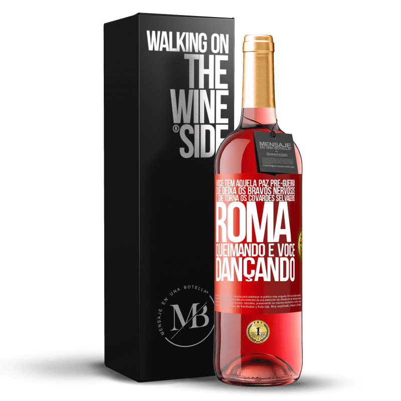 29,95 € Envio grátis | Vinho rosé Edição ROSÉ Você tem aquela paz pré-guerra que deixa os bravos nervosos, o que torna os covardes selvagens. Roma queimando e você Etiqueta Vermelha. Etiqueta personalizável Vinho jovem Colheita 2024 Tempranillo