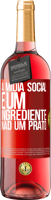 29,95 € Envio grátis | Vinho rosé Edição ROSÉ A mídia social é um ingrediente, não um prato Etiqueta Vermelha. Etiqueta personalizável Vinho jovem Colheita 2023 Tempranillo