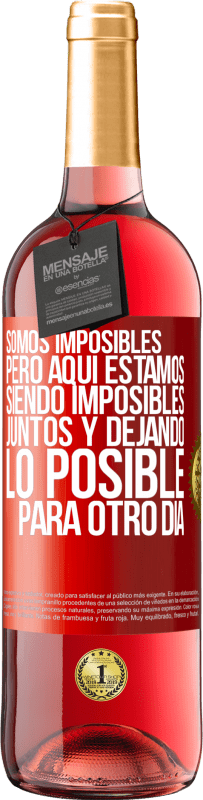 29,95 € Envío gratis | Vino Rosado Edición ROSÉ Somos imposibles, pero aquí estamos, siendo imposibles juntos y dejando lo posible para otro día Etiqueta Roja. Etiqueta personalizable Vino joven Cosecha 2025 Tempranillo