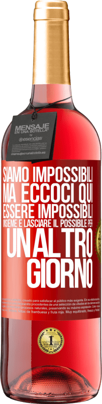 29,95 € | Vino rosato Edizione ROSÉ Siamo impossibili, ma eccoci qui, essere impossibili insieme e lasciare il possibile per un altro giorno Etichetta Rossa. Etichetta personalizzabile Vino giovane Raccogliere 2024 Tempranillo