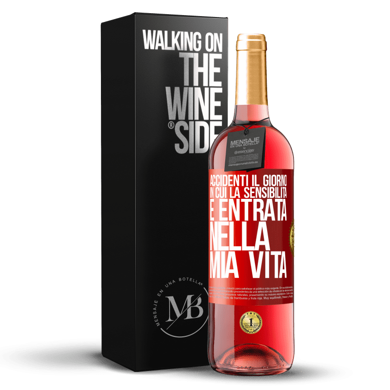 29,95 € Spedizione Gratuita | Vino rosato Edizione ROSÉ Accidenti il giorno in cui la sensibilità è entrata nella mia vita Etichetta Rossa. Etichetta personalizzabile Vino giovane Raccogliere 2024 Tempranillo