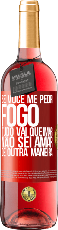 29,95 € | Vinho rosé Edição ROSÉ Se você me pedir fogo, tudo vai queimar. Não sei amar de outra maneira Etiqueta Vermelha. Etiqueta personalizável Vinho jovem Colheita 2024 Tempranillo