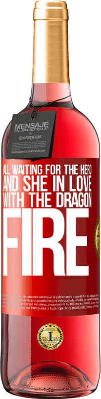 29,95 € | ロゼワイン ROSÉエディション すべてがヒーローを待ち、ドラゴンの火を愛する彼女 赤いタグ. カスタマイズ可能なラベル 若いワイン 収穫 2023 Tempranillo