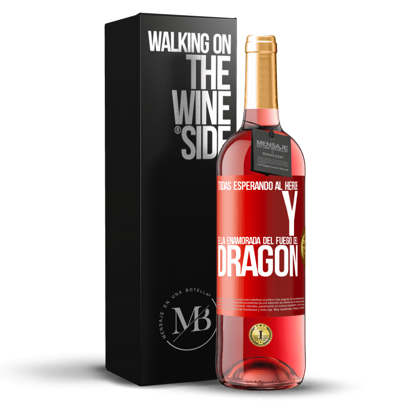29,95 € Envío gratis | Vino Rosado Edición ROSÉ Todas esperando al héroe y ella enamorada del fuego del dragón Etiqueta Roja. Etiqueta personalizable Vino joven Cosecha 2025 Tempranillo