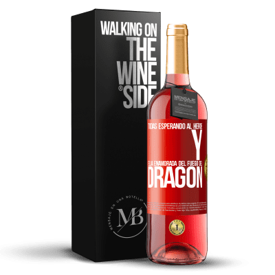 «Todas esperando al héroe y ella enamorada del fuego del dragón» Edición ROSÉ