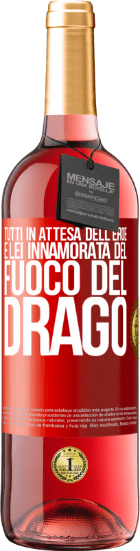 29,95 € Spedizione Gratuita | Vino rosato Edizione ROSÉ Tutti in attesa dell'eroe e lei innamorata del fuoco del drago Etichetta Rossa. Etichetta personalizzabile Vino giovane Raccogliere 2025 Tempranillo
