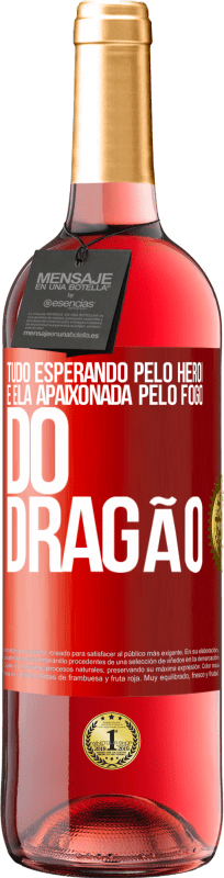 29,95 € | Vinho rosé Edição ROSÉ Tudo esperando pelo herói e ela apaixonada pelo fogo do dragão Etiqueta Vermelha. Etiqueta personalizável Vinho jovem Colheita 2024 Tempranillo