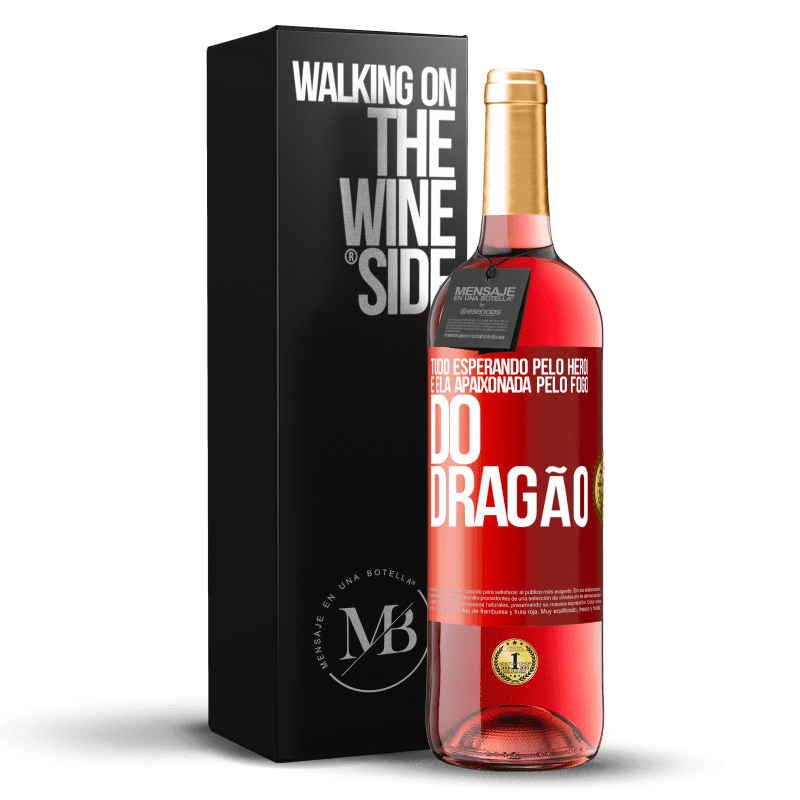 29,95 € Envio grátis | Vinho rosé Edição ROSÉ Tudo esperando pelo herói e ela apaixonada pelo fogo do dragão Etiqueta Vermelha. Etiqueta personalizável Vinho jovem Colheita 2024 Tempranillo