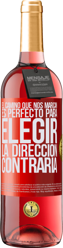29,95 € Envío gratis | Vino Rosado Edición ROSÉ El camino que nos marcan es perfecto para elegir la dirección contraria Etiqueta Roja. Etiqueta personalizable Vino joven Cosecha 2025 Tempranillo